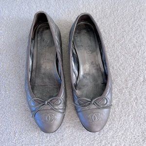 Chanel Authentic Pewter Leather Cap Toe Ballet Flats. Bows.  Size 36.5 / 6.5